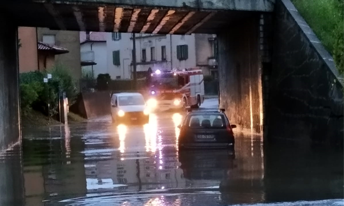 Milano in barca, grandine e vento fanno disastri in tutto il resto della Lombardia