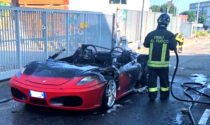 Compra una Ferrari, esce dal concessionario e l'auto va a fuoco: distrutta