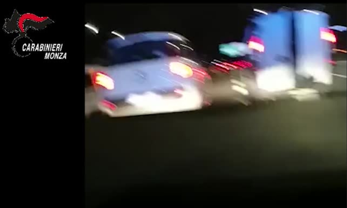 Ladri in fuga braccati si disfano del bottino in tangenziale