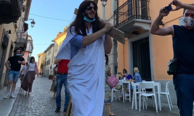 Per festeggiare i suoi 33 anni si traveste da Gesù e sfila in paese croce in spalla