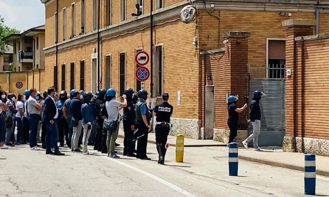 L’ex Caserma Serena è ora il focolaio Covid più grande d’Italia: tensione con i migranti che rifiutano la quarantena