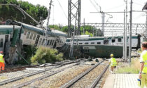 Treno deragliato sulla ferrovia Milano Lecco in stazione a Carnate