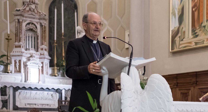 Chiusura discoteche, bufera sul vescovo che scrive: “Che lavoro è? Produce risse, morti e stupri”