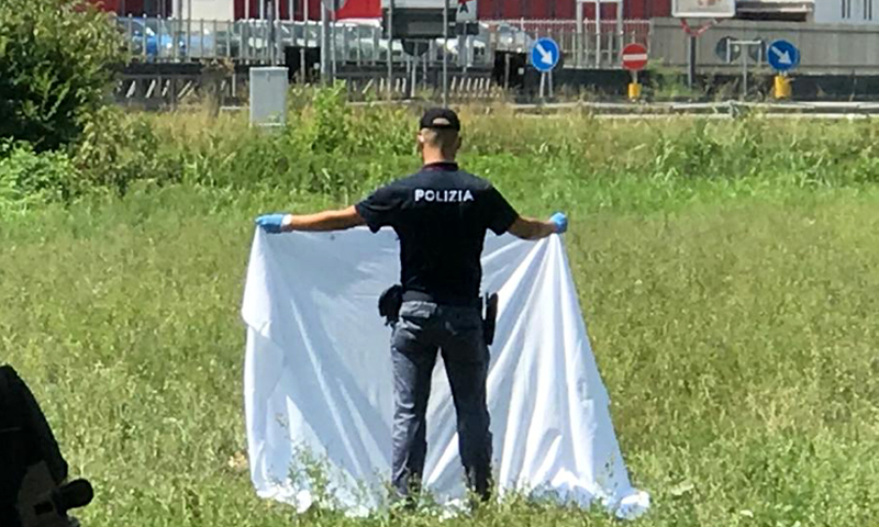 Donna si dà fuoco in un campo: i passanti la filmano invece di salvarla