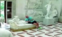 Il video del turista austriaco che ha rotto una statua del Canova