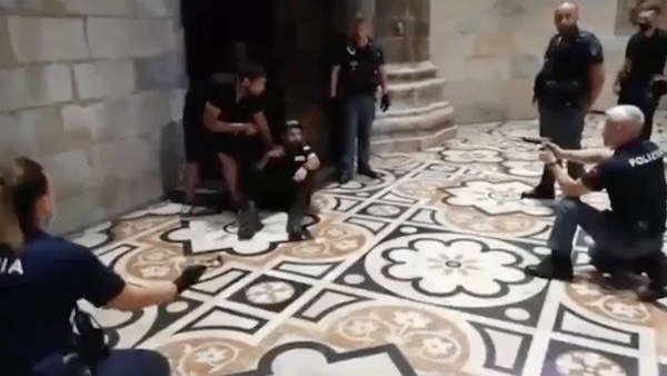 Il video della guardia giurata presa in ostaggio da un folle in Duomo a Milano