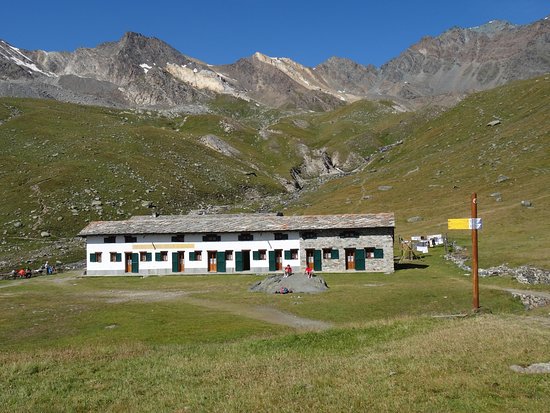 Pericolo caduta sassi sul sentiero del Monviso che conduce al Rifugio Sella, chiuso precauzionalmente