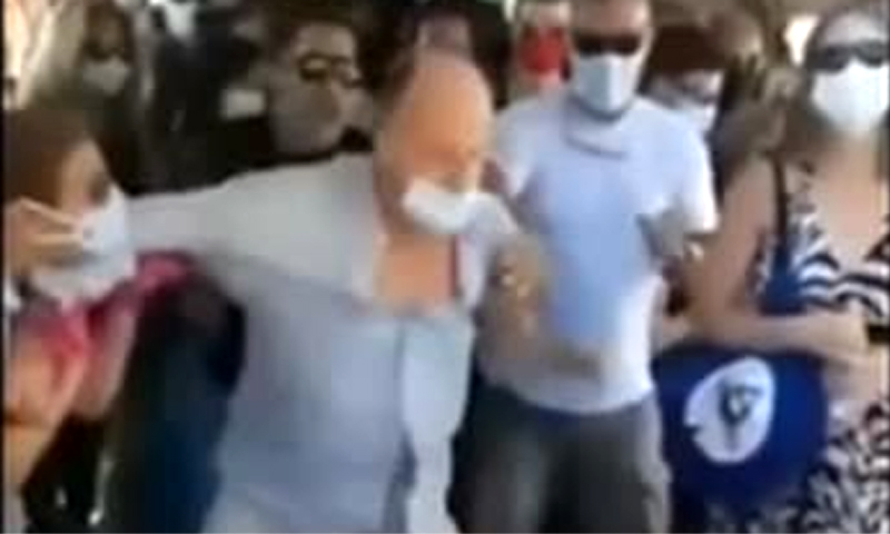 Il video del turista senza mascherina cacciato dal vaporetto a Venezia