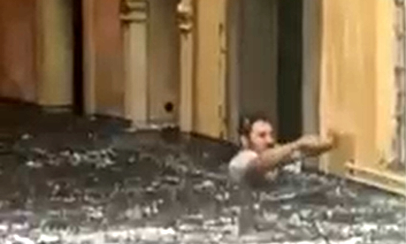 L’odontotecnico con l’acqua fino al collo dopo la bomba d’acqua a Verona