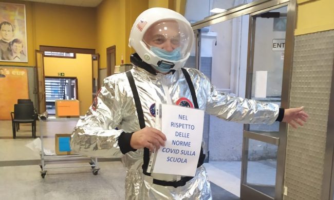 Preside si presenta vestito da astronauta al primo giorno di scuola