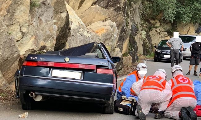 Le foto dell’automobilista miracolato schiacciato da un enorme masso