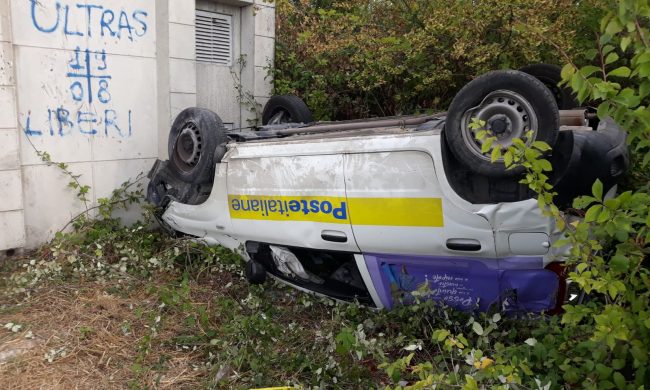 Ruba l’auto delle Poste Italiane…e si ribalta: la “grande fuga” finisce in ospedale