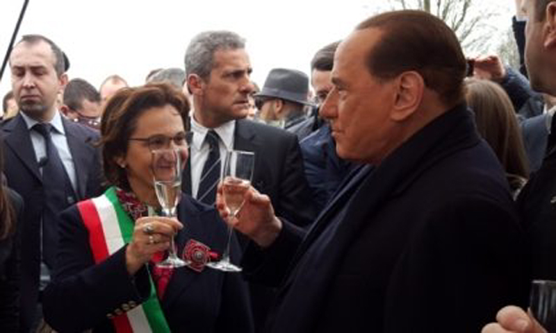 Berlusconi positivo al Covid in isolamento nella villa di Arcore