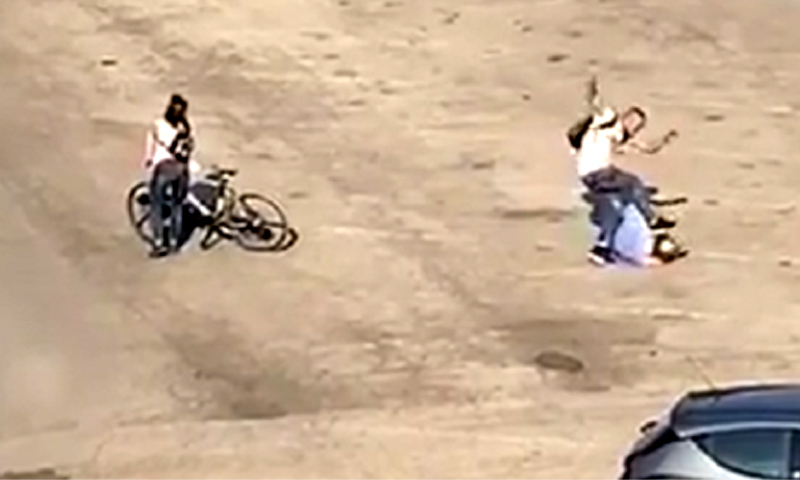 Il video dell’anziano brutalmente aggredito per aver difeso una ragazza
