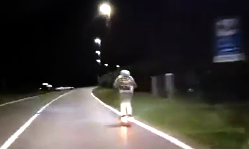 Il video incredibile del monopattino a 80 all’ora sulla Provinciale