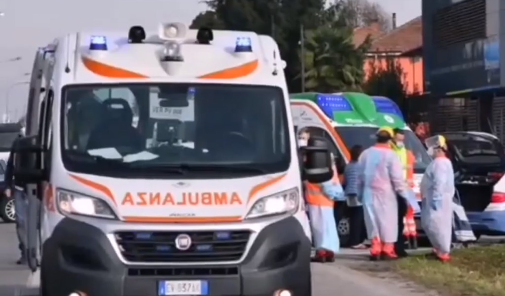 86enne ha un malore al volante e investe e uccide due pendolari alla fermata del bus