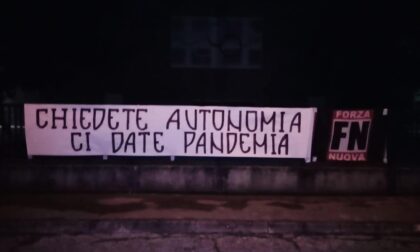 Zaia contestato a Rovigo da Forza Nuova: "Chiedete autonomia, ci date pandemia!"