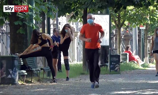 Nuovo Dpcm: un solo tampone, stretta sulle feste e scivolone (già corretto) su runner e mascherina