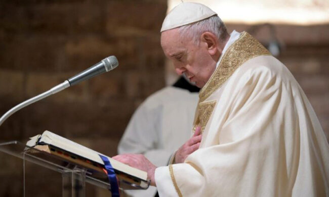 Busta con tre proiettili per il Papa intercettata alle poste di Milano, trovato il responsabile