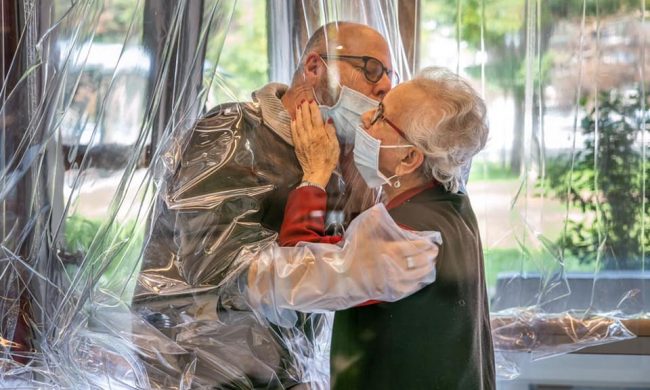 Abbracciarsi in casa di riposo ora è possibile, grazie a una tenda speciale