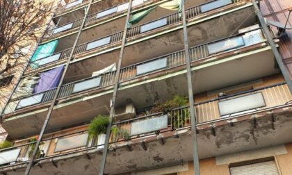 Sindaco vieta a intero condominio di uscire sui balconi