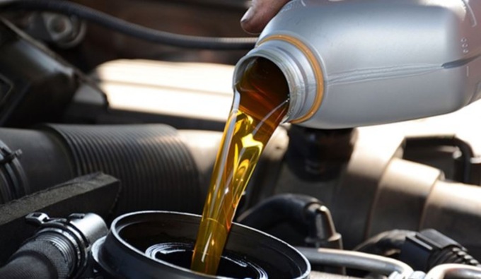 Olio motore, tra rabbocchi e sostituzione