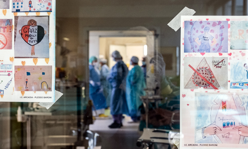 Irrompe in ospedale: “Liberate mia mamma, il Covid è una malattia inventata da Bill Gates”