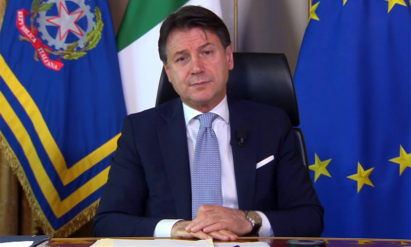 Conte sul Natale: “Niente baci e abbracci, festoni e festini indipendentemente dalla curva epidemiologica”