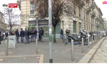Rapina in banca da film a Milano: entrano e se ne vanno da un buco nella fogna