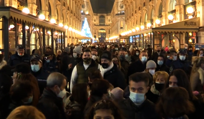 Dopo la folla nelle città, l’ipotesi: Italia tutta zona rossa (o arancio) a Natale