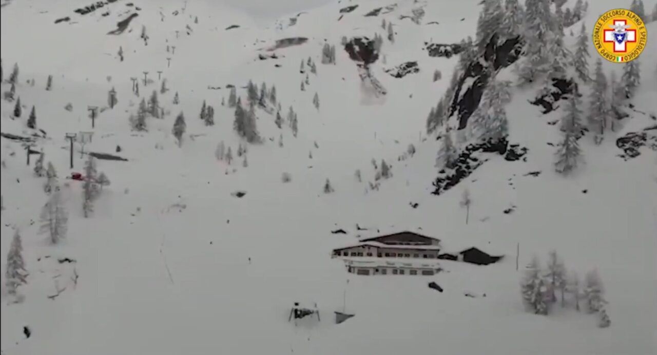 Il video della valanga sulla Marmolada, rifugio travolto dalla neve