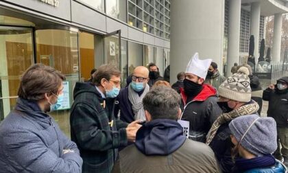 La protesta dei ristoratori arriva a Palazzo Lombardia e l'assessore li sostiene