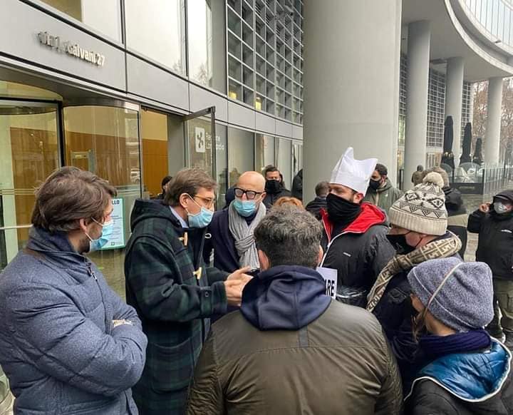 La protesta dei ristoratori arriva a Palazzo Lombardia e l’assessore li sostiene
