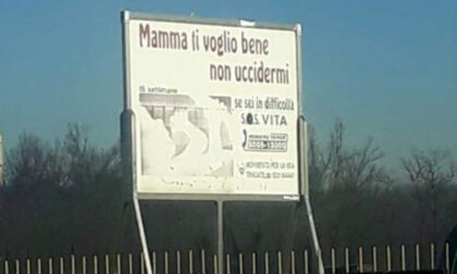 Mamma ti voglio bene, non uccidermi: cartello shock davanti all'ospedale