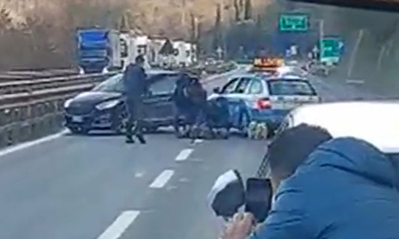 Spari in autostrada a Firenze per fermare automobilista in contromano