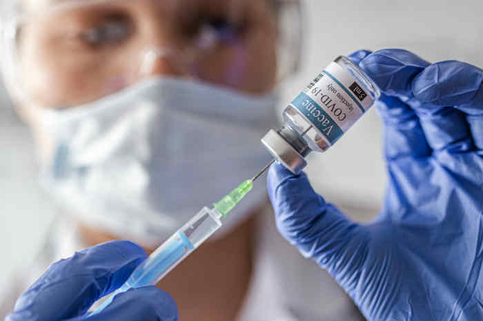 Vaccini over 60 e 50 Lombardia: come e quando prenotare