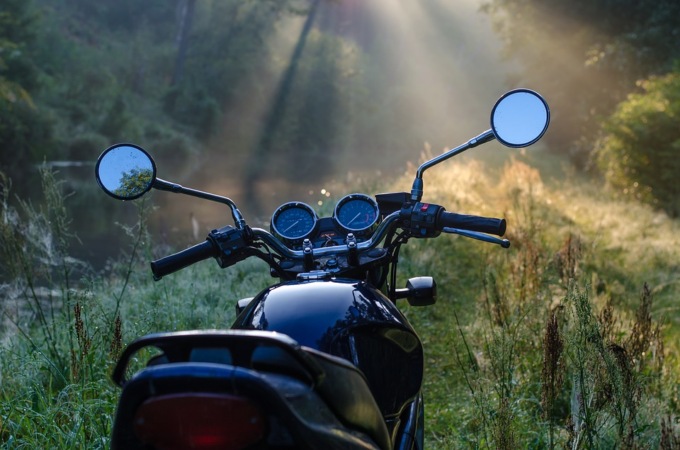 Frontale tra auto e moto: muore 19enne sbalzata dalla sella e scaraventata a metri di distanza