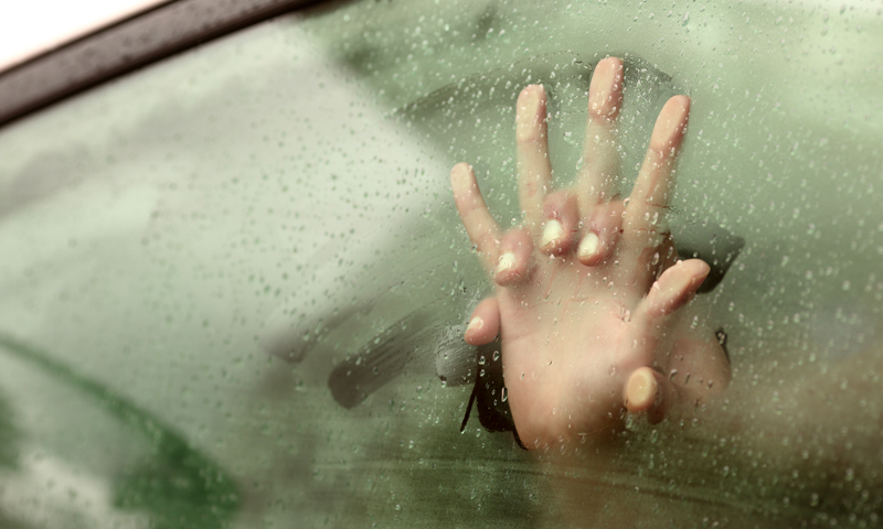 Condannata per aver sorpreso in auto compagno e amante con una cimice
