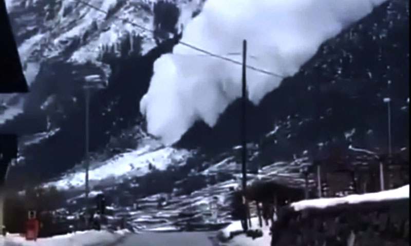 L’impressionante video della valanga in Valle d’Aosta a ridosso delle case