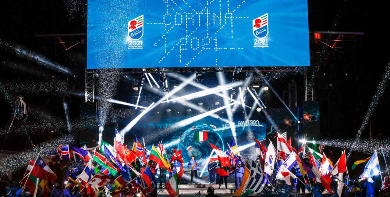 Mondiali Cortina 2021: pioggia, neve e pandemia non fermano lo show di apertura