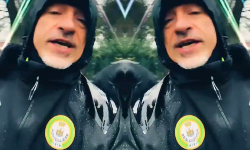 Eros Ramazzotti corre fra i vigneti con la giacca della squadra locale