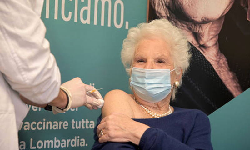 Stavolta valanga di insulti sommerge gli haters contro la Segre vaccinata