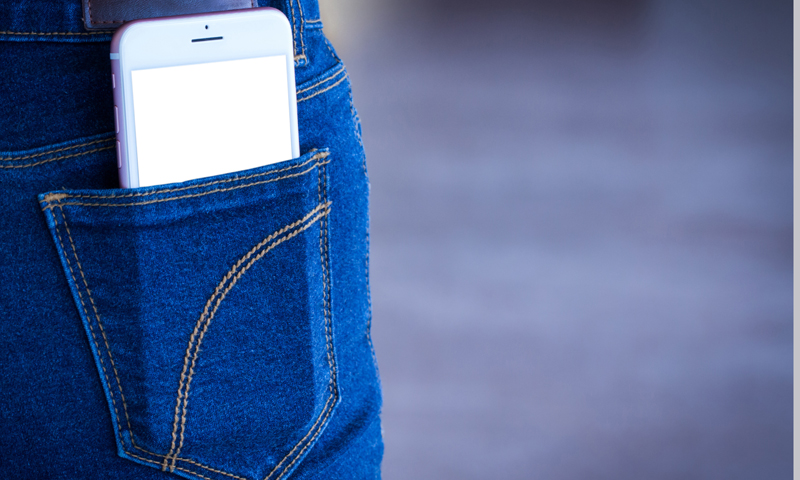 Cellulare iPhone esplode nella tasca di una studentessa, paura a scuola