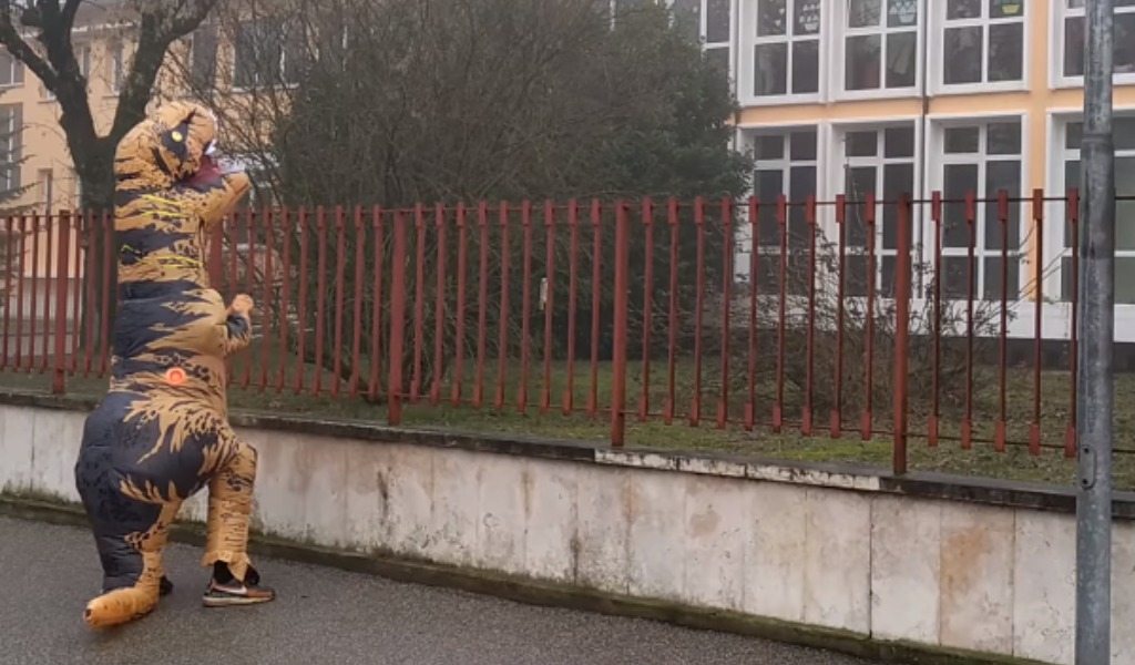 Oggi è il Darwin day! Il video del dinosauro “superstite” che si aggira davanti alla scuola