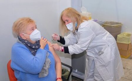 Vaccinazioni anti Covid over 80 al via fra click day, intoppi e prime dosi