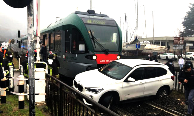 Suv investito dal treno al passaggio a livello: “Il semaforo non si vede!”