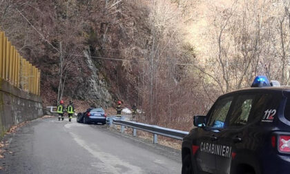 Le foto del masso che si stacca dalla montagna e centra un'auto di passaggio uccidendo il conducente