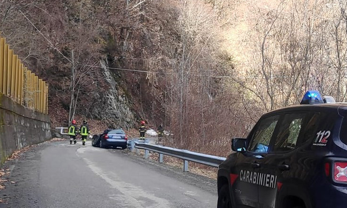 Le foto del masso che si stacca dalla montagna e centra un’auto di passaggio uccidendo il conducente