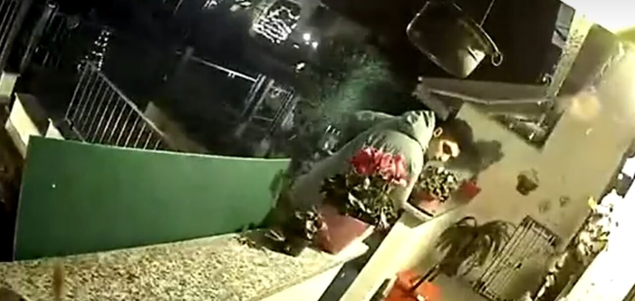 Ladro in villetta filmato dalle telecamere: “Lo riconoscete?”