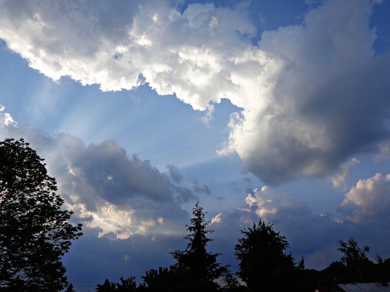 Inizio settimana tra sole, nuvole e qualche pioggia | Meteo Lombardia